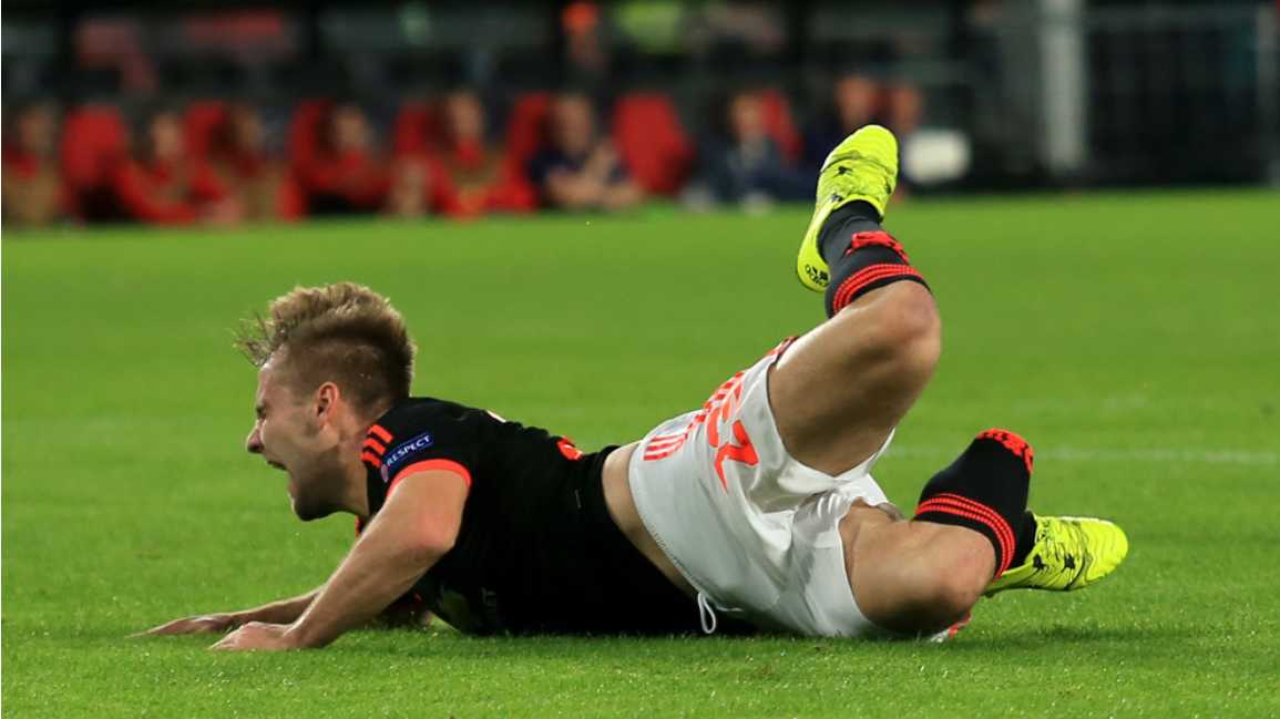 Luke Shaw lesionou a perna quebrada