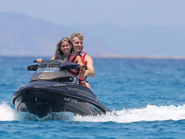 Luke Shaw e Anouska Santos andam de scooter nas férias