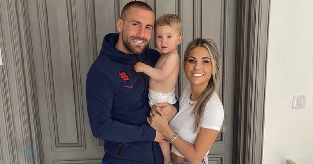 Luke Shaw e Anouska Santos com filho