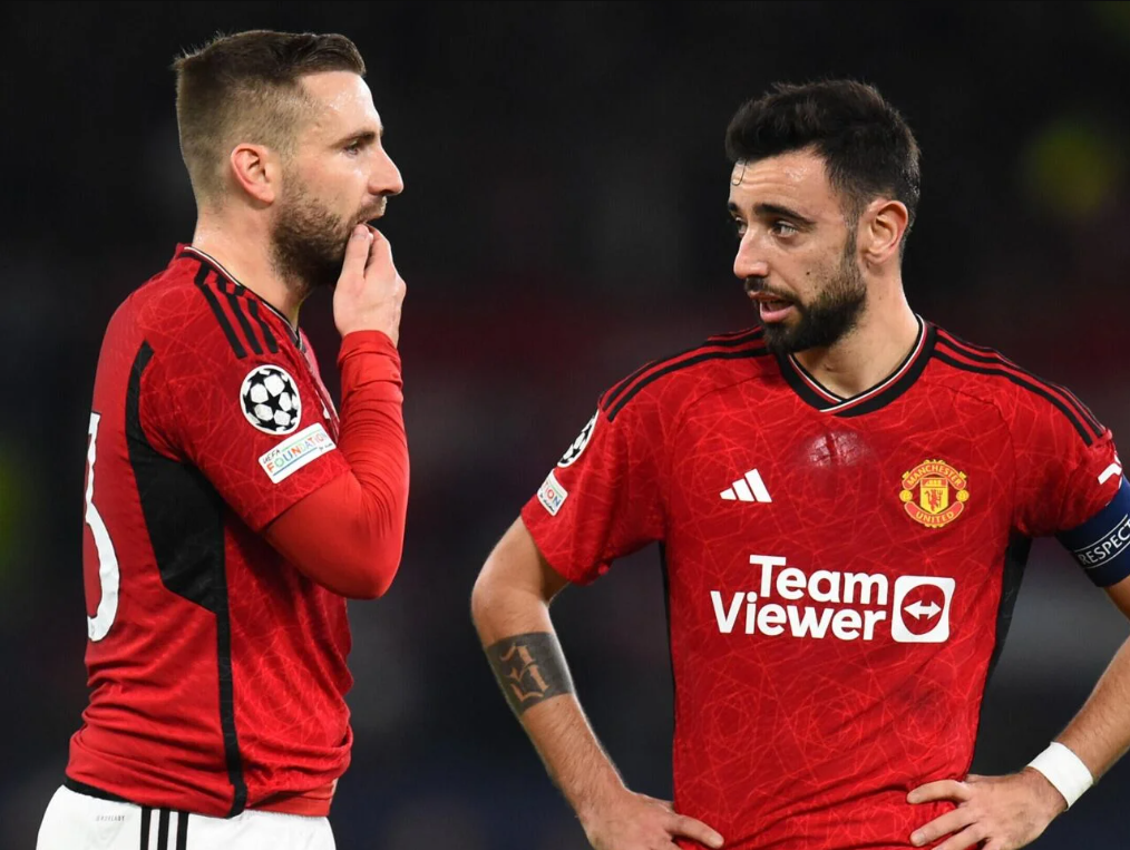 Luke Shaw e Bruno Fernandes no Manchester United