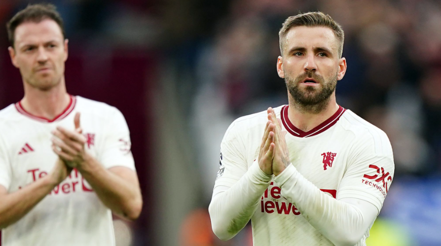 Ten Hag explica por que o Manchester United contratou Mazraoui